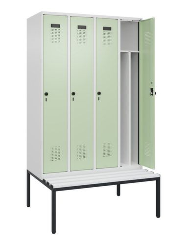 C+P armoire vestiaire en noir et blanc Evolo PLUS avec banc, largeur de compartiment 300 mm