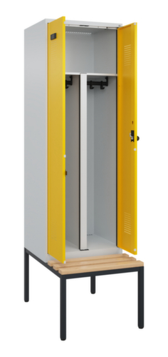 C+P armoire vestiaire EPI Evolo PLUS avec banc et séparation en noir et blanc, largeur de compartiment 300 mm