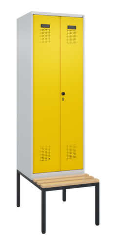 C+P armoire vestiaire EPI Evolo PLUS avec banc et séparation en noir et blanc, largeur de compartiment 300 mm