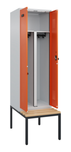 C+P armoire vestiaire EPI Evolo PLUS avec banc et séparation en noir et blanc, largeur de compartiment 300 mm