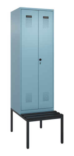 C+P armoire vestiaire EPI Evolo PLUS avec banc et séparation en noir et blanc, largeur de compartiment 300 mm