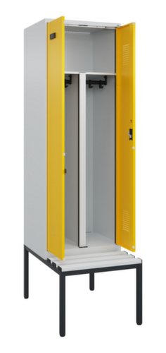 C+P armoire vestiaire EPI Evolo PLUS avec banc et séparation en noir et blanc, largeur de compartiment 300 mm