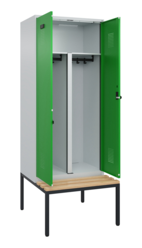 C+P armoire vestiaire EPI Evolo PLUS avec banc et séparation en noir et blanc, largeur de compartiment 400 mm