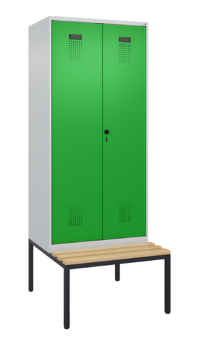 C+P armoire vestiaire EPI Evolo PLUS avec banc et séparation en noir et blanc, largeur de compartiment 400 mm