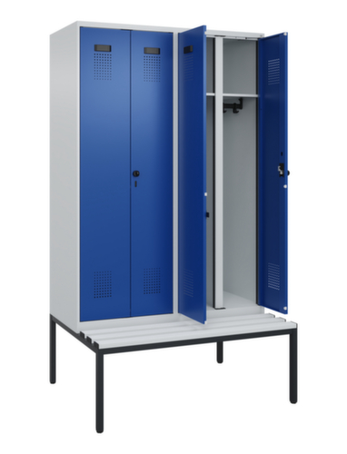 C+P armoire vestiaire en noir et blanc Evolo PLUS avec double compartiment et banc, largeur de compartiment 300 mm