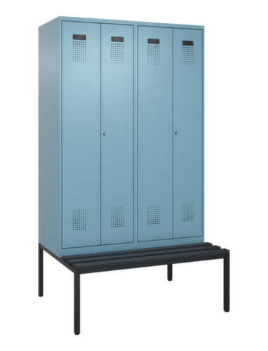 C+P armoire vestiaire EPI Evolo PLUS avec banc et séparation en noir et blanc, largeur de compartiment 300 mm