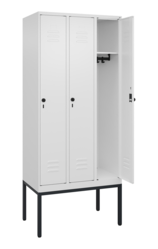 C+P Armoire vestiaire Classic Plus à 3 compartiments, largeur de compartiment 300 mm