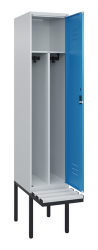 C+P Armoire vestiaire avec banc Classic Plus pour une séparation en noir et blanc, largeur de compartiment 400 mm