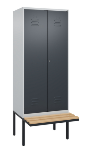 C+P Armoire vestiaire avec banc Classic Plus pour une séparation en noir et blanc, largeur de compartiment 400 mm