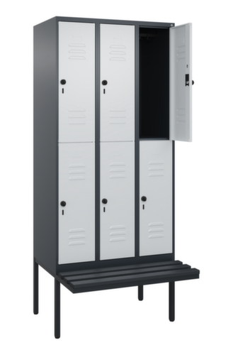 C+P Armoire vestiaire à deux niveaux Classic Plus avec banc, largeur de compartiment 300 mm