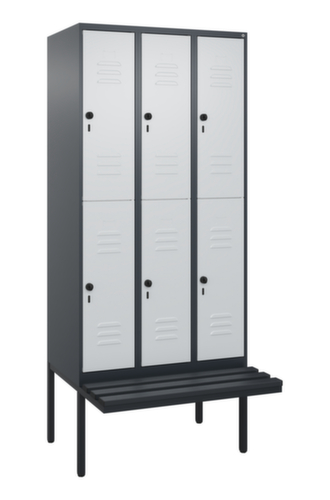 C+P Armoire vestiaire à deux niveaux Classic Plus avec banc, largeur de compartiment 300 mm