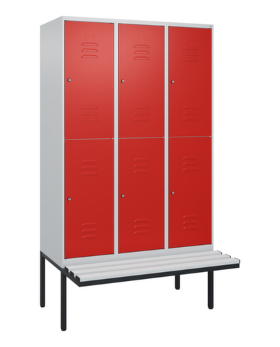 C+P Armoire vestiaire à deux niveaux Classic Plus avec banc, largeur de compartiment 400 mm