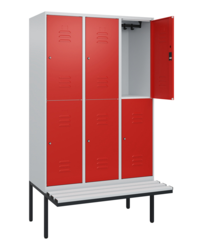 C+P Armoire vestiaire à deux niveaux Classic Plus avec banc, largeur de compartiment 400 mm