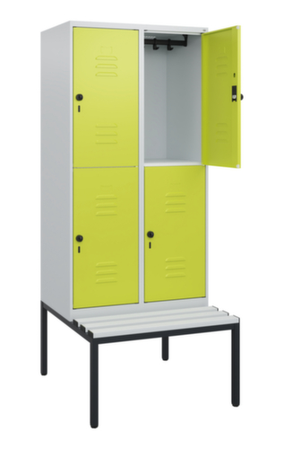 C+P Armoire vestiaire à deux niveaux Classic Plus avec banc, largeur de compartiment 400 mm