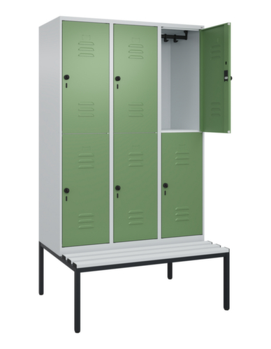 C+P Armoire vestiaire à deux niveaux Classic Plus avec banc, largeur de compartiment 400 mm