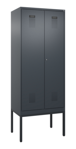 C+P armoire vestiaire noir et blanc Evolo PLUS avec double compartiment, largeur de compartiment 400 mm