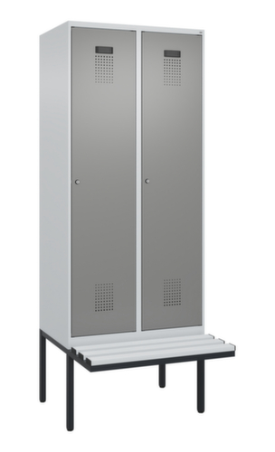 C+P armoire vestiaire en noir et blanc Evolo PLUS avec banc, largeur de compartiment 400 mm