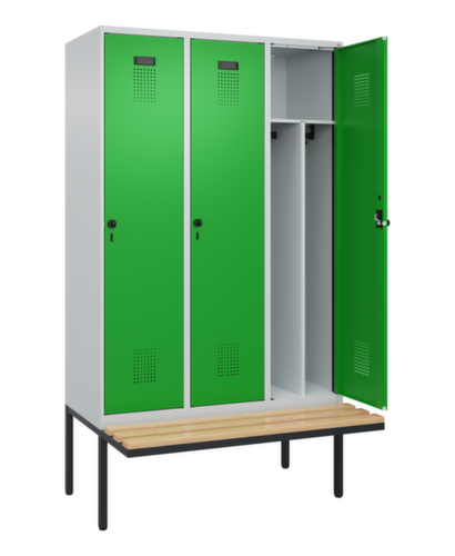 C+P armoire vestiaire en noir et blanc Evolo PLUS avec banc, largeur de compartiment 400 mm