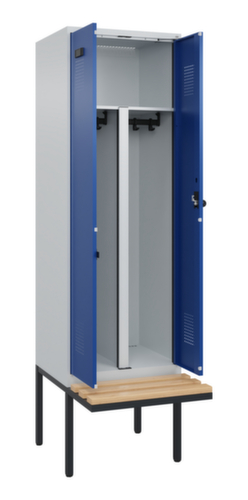 C+P armoire vestiaire EPI Evolo PLUS avec banc et séparation en noir et blanc, largeur de compartiment 300 mm