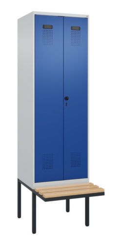 C+P armoire vestiaire EPI Evolo PLUS avec banc et séparation en noir et blanc, largeur de compartiment 300 mm