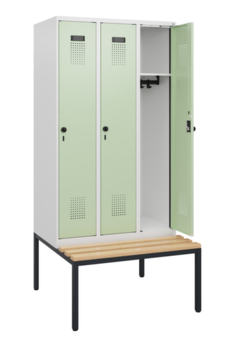 C+P Armoire vestiaire Evolo PLUS avec banc, largeur de compartiment 300 mm