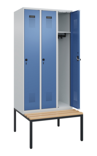 C+P Armoire vestiaire Evolo PLUS avec banc, largeur de compartiment 300 mm