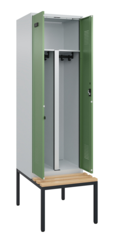 C+P armoire vestiaire EPI Evolo PLUS avec banc et séparation en noir et blanc, largeur de compartiment 300 mm