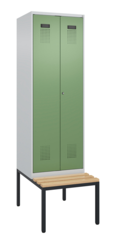 C+P armoire vestiaire EPI Evolo PLUS avec banc et séparation en noir et blanc, largeur de compartiment 300 mm