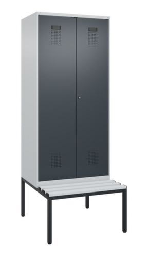 C+P armoire vestiaire en noir et blanc Evolo PLUS avec double compartiment et banc, largeur de compartiment 400 mm