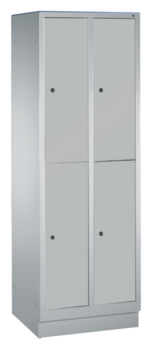 C+P Armoire vestiaire à deux niveaux Classic gris clair avec 2x2 compartiments et portes lisses, largeur de compartiment 300 mm
