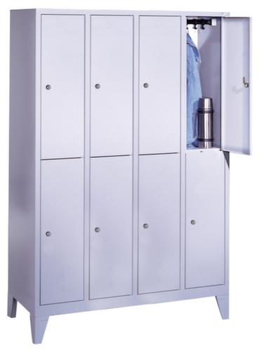 C+P Armoire vestiaire à deux niveaux Classic gris clair avec 4x2 compartiments portes lisses, largeur de compartiment 300 mm