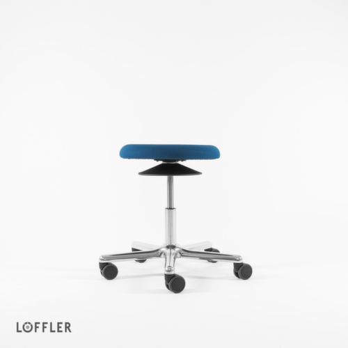 Löffler Tabouret pivotant Ergo avec assise réglable en hauteur, assise bleu, roulettes  L