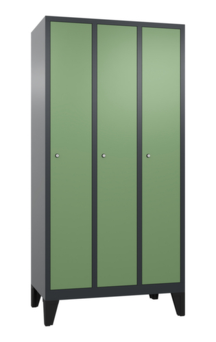 C+P Armoire Classic à portes lisses et 3 compartiments, largeur de compartiment 300 mm